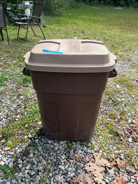 Roughneck Plastic Trash Can with Lid, with Some Sand Inside of Can