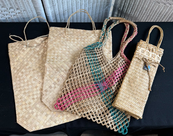 (A) 4-Piece Assorted Straw Bags