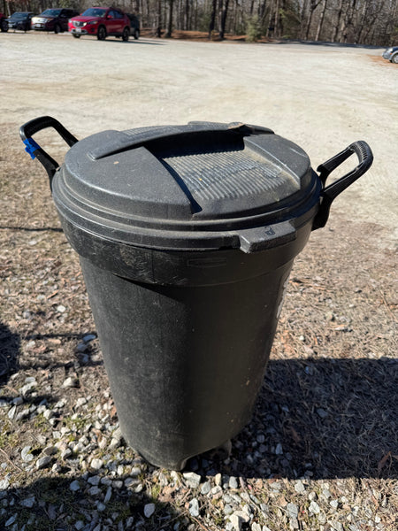 (B) Rubbermaid Roughneck Rolling Lidded Trash Can