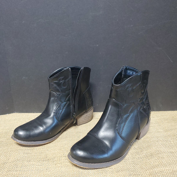 Pair of Vintage Women's Size 7.5 Zapshop Cowboy Boots