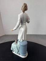 (A) Lladro Spain 5197 Female Physician Porcelain Figurine AS IS (READ DESCRIPTION CAREFULLY)