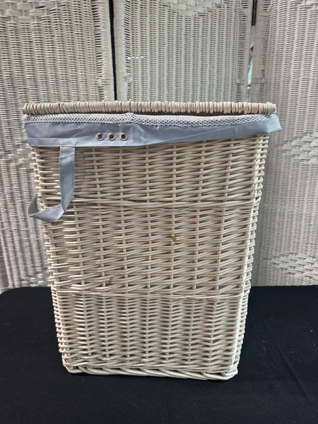 White Wicker Vintage Lidded Hamper with Liner