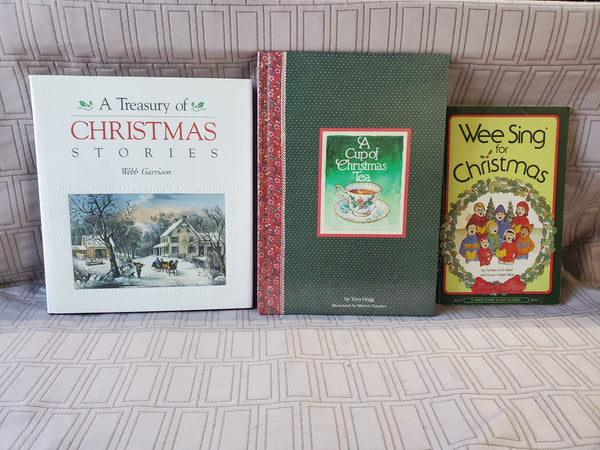 (D) 3 Piece Lot of Christmas Themed Books