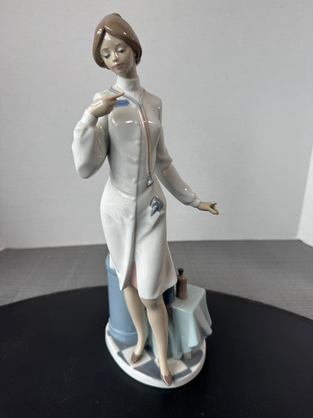 (A) Lladro Spain 5197 Female Physician Porcelain Figurine AS IS (READ DESCRIPTION CAREFULLY)