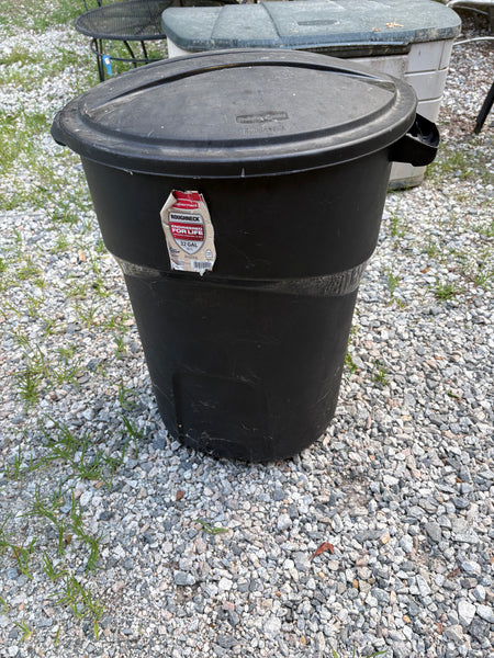 Rubbermaid Black Plastic 32 Gal Trash Can w/Lid