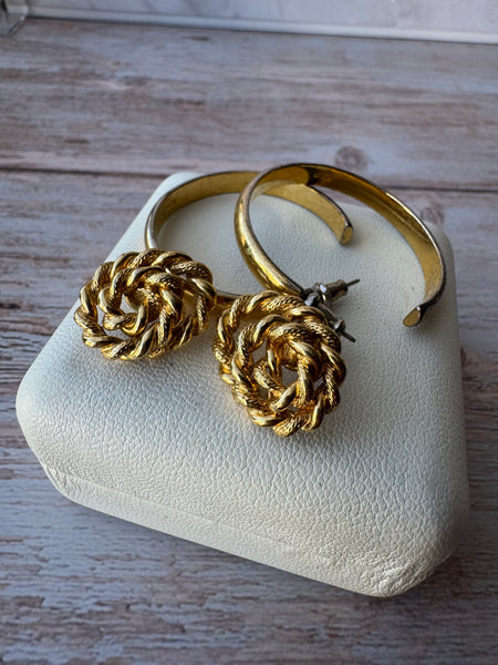 (C) Pair of Gold Tone Earrings
