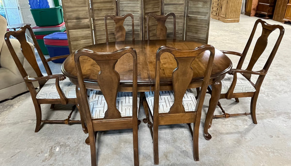 Dining Table with (6) Chairs, (2) Leaves, and Table Pads