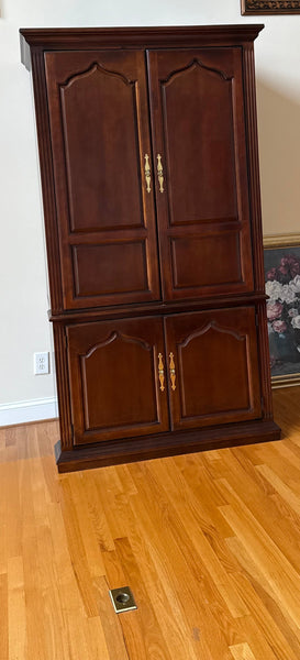 Thomasville Armoire***HEAVY ITEM***PROFESSIONAL MOVERS RECOMMENDED***READ DETAILS ON PICK UP POLICY***