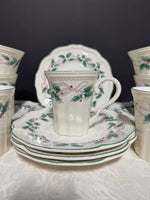 16-Piece Colonial Williamsburg Fashion Plates FN004 Classic Holly Ironstone Set