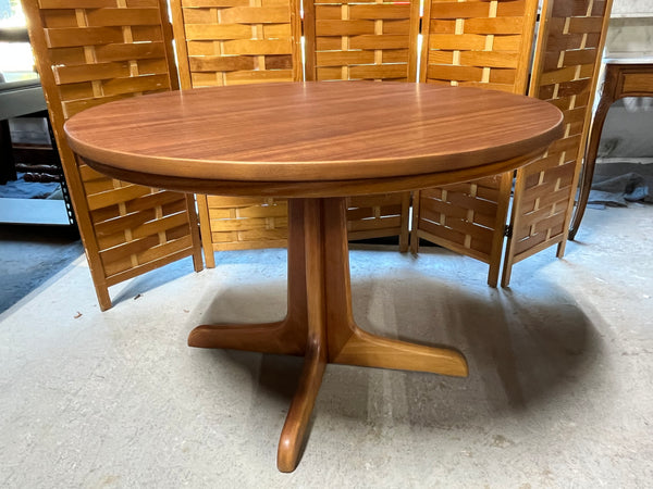 Mid Century Modern Teak Veneer Round Dining Table with (2) Leaves ***HEAVY ITEM***