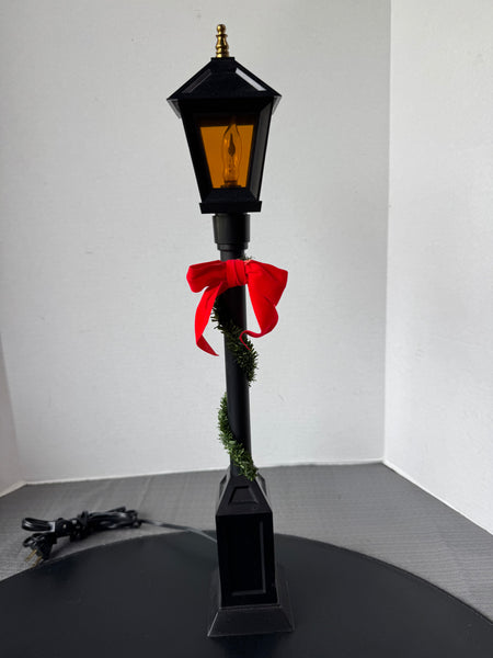 Byers Choice Carolers Electric Lamp Post (WORKS)