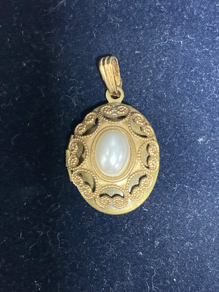 Oval Gold Tone Pearl Locket