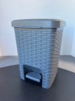 Gray Plastic Basketweave Small Touchless Trash Can with Removable Liner