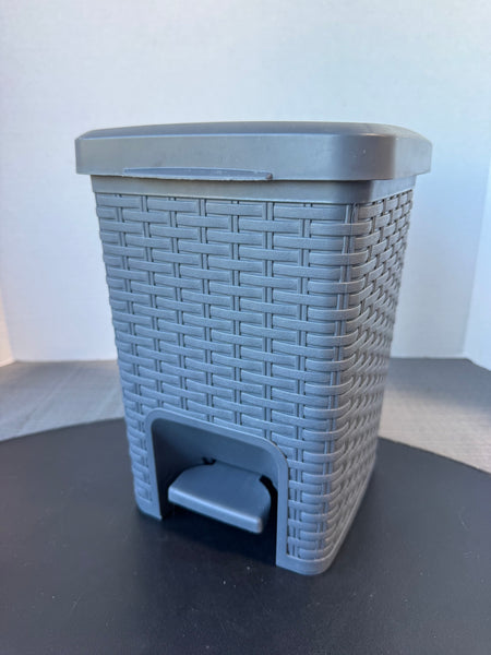 Gray Plastic Basketweave Small Touchless Trash Can with Removable Liner
