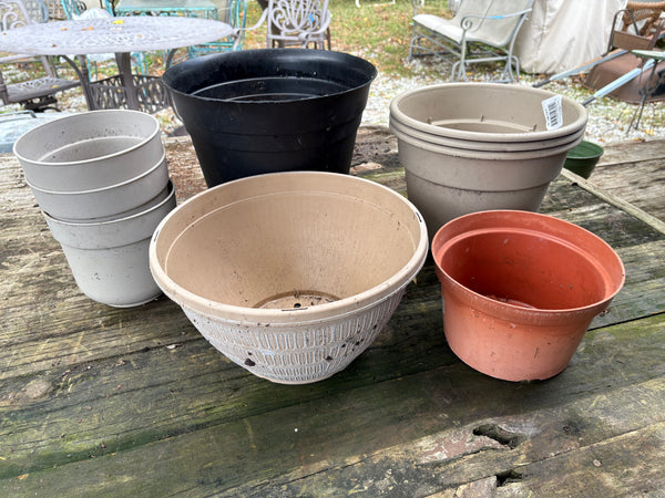I-Lot of Plastic Planters(7)