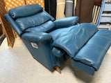 La-Z-Boy Power Reclining Chair***HEAVY ITEM***READ DETAILS ON PICK UP POLICY***