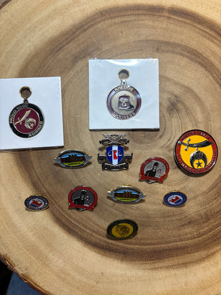 Lot of Pins / Keychains