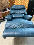La-Z-Boy Power Reclining Chair***HEAVY ITEM***READ DETAILS ON PICK UP POLICY***