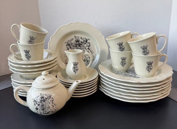 33-Piece Williamsburg King’s Arms Tavern China Set