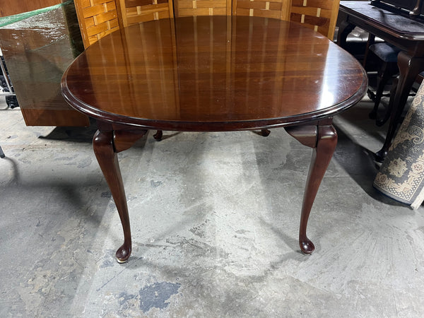 Dining Table with 2 Leaves and Table Pads, Unbranded, NO CHAIRS