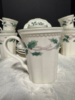 16-Piece Colonial Williamsburg Fashion Plates FN004 Classic Holly Ironstone Set