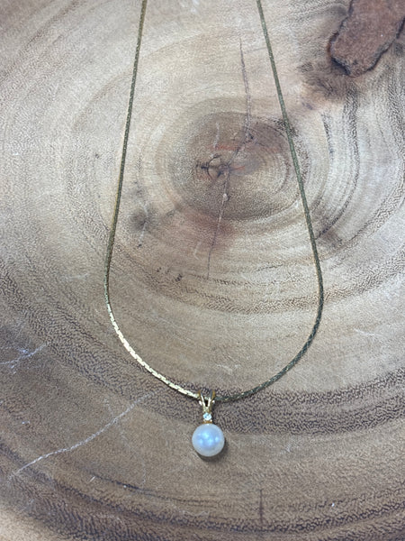 Gold Tone Necklace with Faux Pearl