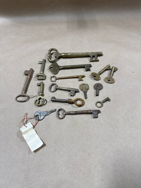 (A) Lot Of Vintage Brass Skeleton Keys — 15 keys