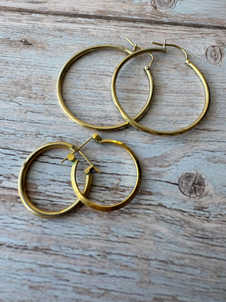 (J) Pair of Gold Tone Earrings