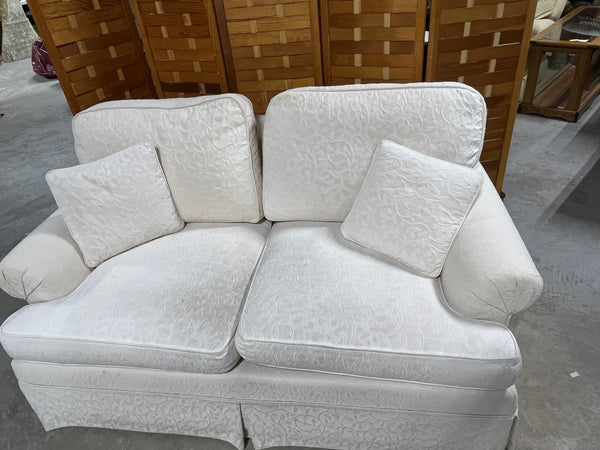 Ethan Allen Love Seat, (off white)***HEAVY ITEM***READ DETAILS ON PICK UP POLICY***