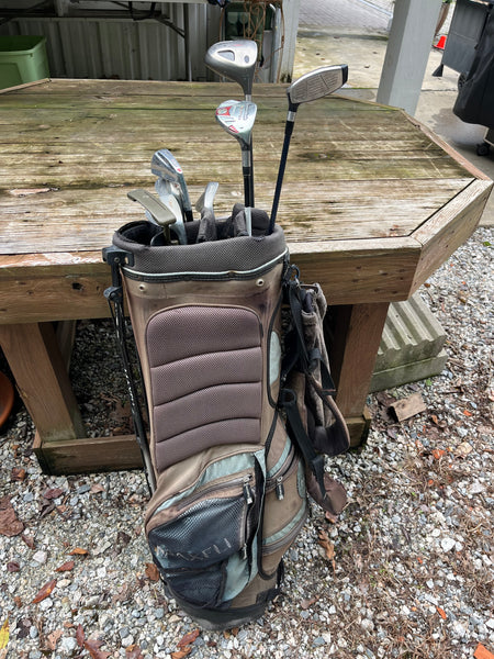 Maxfli Golf Bag with 9 Assorted Clubs