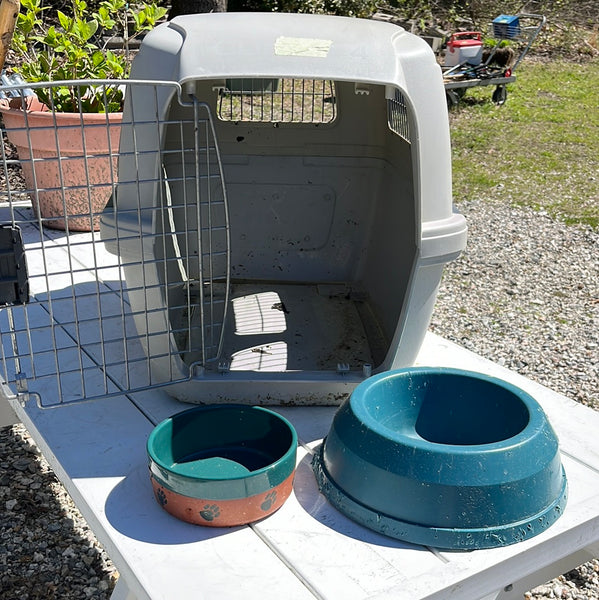 Dog Crate with 2 Dog Bowls