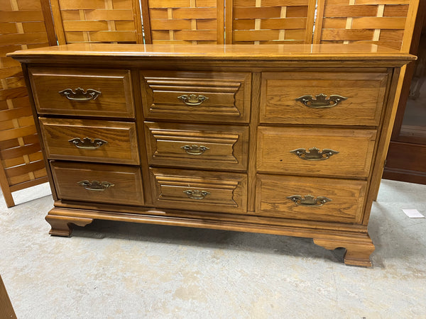 Young Hinkle Charter Oak Triple Dresser***HEAVY ITEM***