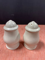 (A) Set of 2 Pfaltzgraff “Yorktowne”Salt and Pepper Shakers Without Stoppers