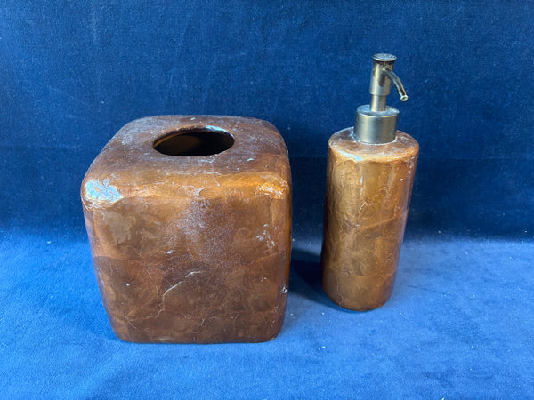 Bathroom Accessorie Lot (2)