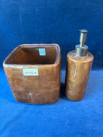 Bathroom Accessorie Lot (2)