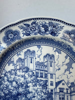 (C) Wedgwood Yale University Vanderbilt Scientific Hall II 1906 Blue & White Dinner Plate