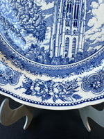 (I) Wedgwood Yale University Harkness Memorial Tower 1921 Blue & White Dinner Plate