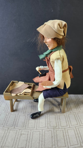 (TT) Byers' Choice Carolers Colonial Williamsburg "Williamsburg Cobbler" Figurine