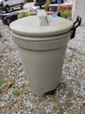 Rubbermaid Wheeled Trash Can w/Lidk