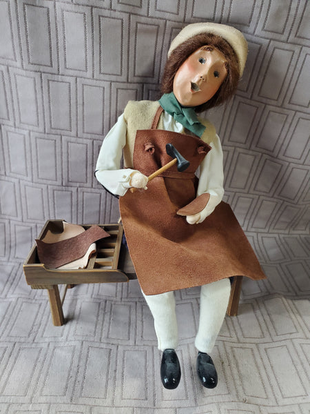 Byers' Choice Carolers CW "Williamsburg Cobbler" Figurine
