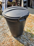 Rubbermaid Wheeled Trashcan w/Lid