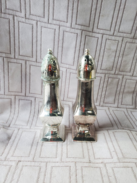 Oneida Silverplate Salt and Pepper Shaker (2 AVAILABLE PRICED INDIVIDUALLY AT $10 EACH)