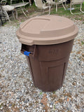 Brown Rubbermaid Roughneck Trashcan w/Lid