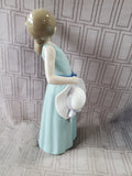 Lladro "Prissy Girl with Hat" No. 5.010 Figurine