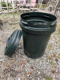 Rubbermaid 20 Gal Lidded Trash Can