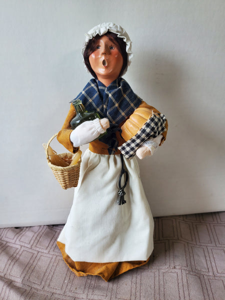 (B) Byers' Choice Carolers CW "Tavern Woman with Skeleton Keys" Figurine
