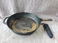 Utopia Kitchen Cast Iron Skillet with Silicone Pot Holder