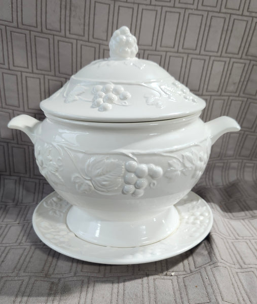 White Ceramic Embossed Fruit Soup Tureen with Saucer