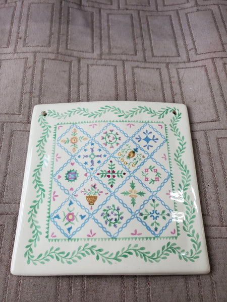 (A) 1993 Hill Design Inc. Ceramic "Bride's Album Quilt" Tile