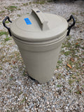 Rubbermaid Wheeled Trash Can w/Lidk